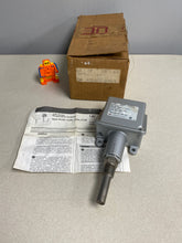 Load image into Gallery viewer, United Electric Controls B100-120 91070 Temperature Controller, 0-225F (Open Box)